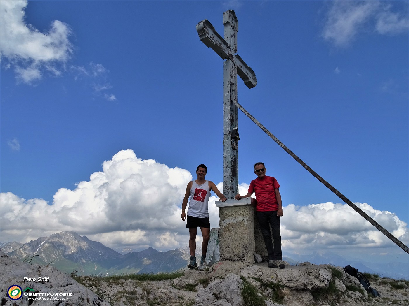 04 Alla croce di vetta di Cima Croce (1975 m) in Alben.JPG